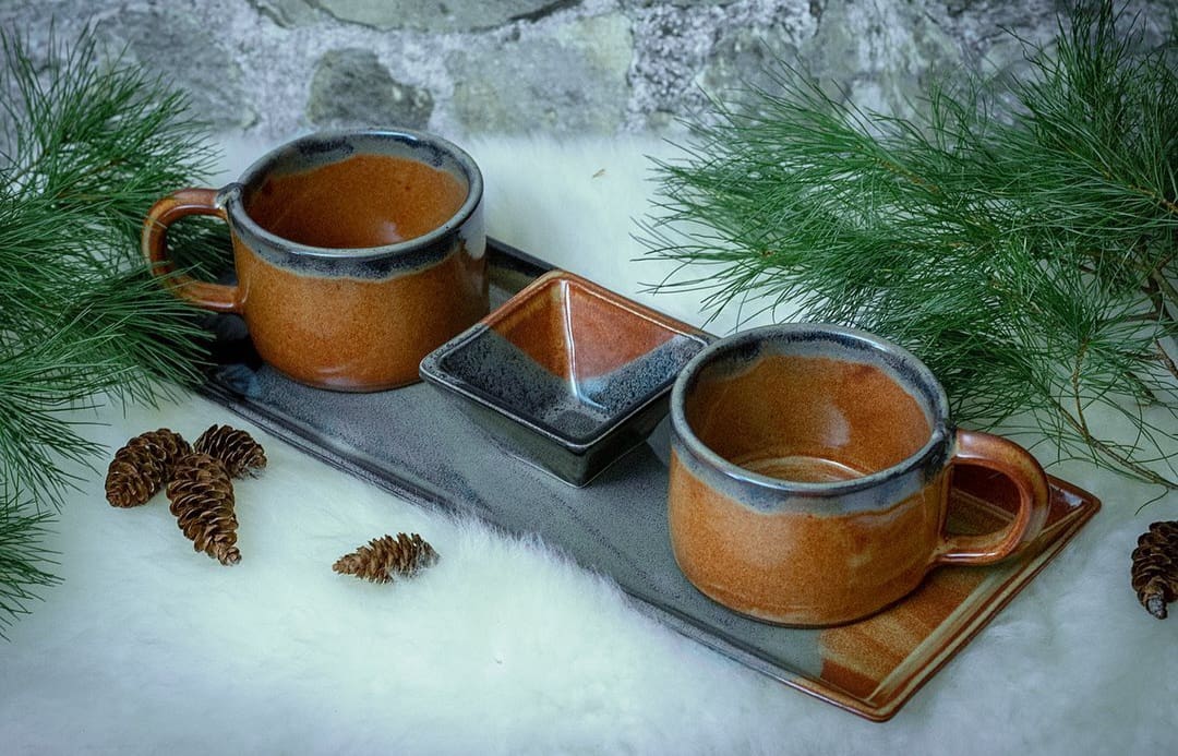 A tray with two cups and a bowl on it.